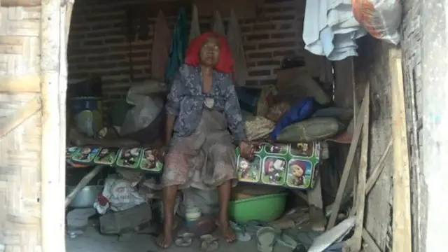 Sepasang lansia tinggal di gubuk kecil dengan kondisi yang menyedihkan.