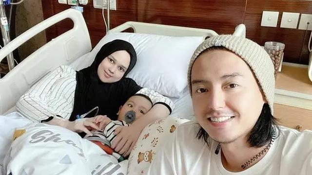 Potret perjuangan Cut Meyriska lawan penyakit misterius. (Sumber: Youtube/RogerChika Journey)