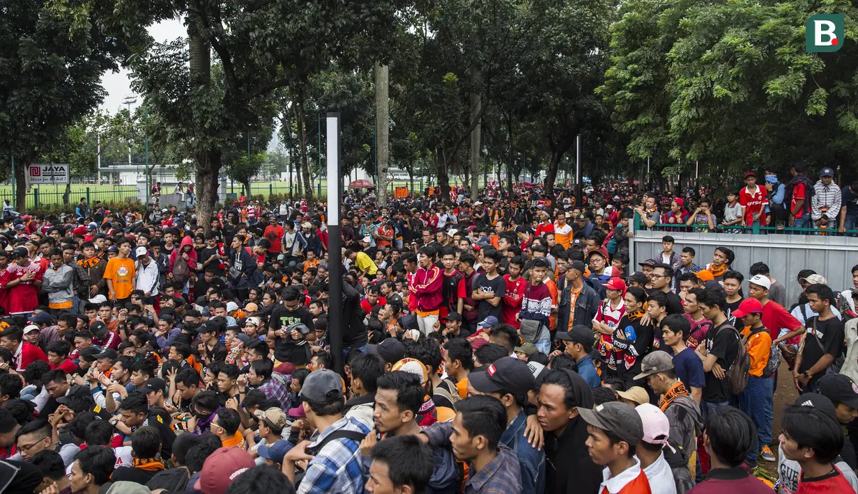 Suporter Persija Jakarta, The Jakmania, antri tiket jelang laga final Piala Presiden di sekitar SUGBK, Jakarta, Sabtu (17/2/2018). Persija akan melawan Bali United. (Bola.com/Vitalis Yogi Trisna)