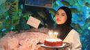 Dara Arafah mendapatkan kejutan dari sahabatnya di Sea World. Berfoto sembari memegang kue ulang tahun dan buket dengan latar belakangan pemandangan ikan, kebahagiaan terpancar jelas di wajah Dara Arafah. Dara Arafah tampil simpel tapi anggun dengan mengenakan blouse warna putih kemudian dipadukan dengan bawahan dan jilbab warna hitam. (Liputan6.com/IG/@daraarafah)