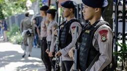 Polisi bersenjata lengkap berjaga di Gereja Katedral, Jakarta, Jumat (30/3). Pelaksanaan Jumat Agung di Gereja Katedral dijaga oleh 155 personel keamanan. (Liputan6.com/Faizal Fanani)