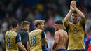 Pemain Arsenal, Oliver Giroud memberikan penghormatan kepada fans usai laga Liga Inggris menghadapi Crystal Palace di Stadion Selhurst Park, Inggris, Minggu (16/8/2015). Arsenal taklukan Palace 2-1. (Reuters/Toby Melville)
