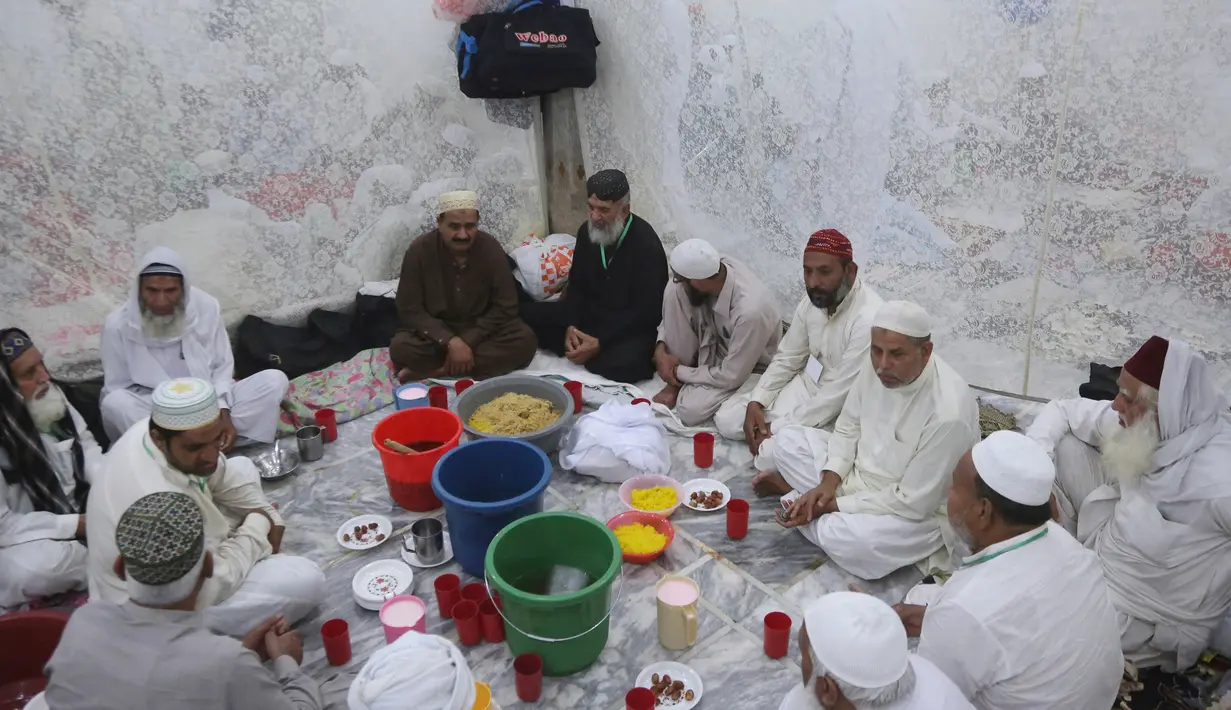 Umat muslim menunggu waktu berbuka puasa saat mereka mengikuti itikaf atau berdiam di masjid dan menyembah Allah pada sepuluh hari terakhir bulan Ramadan di sebuah masjid di Lahore, Pakistan, Minggu (26/5/2019). (AP Photo/KM Chaudary)