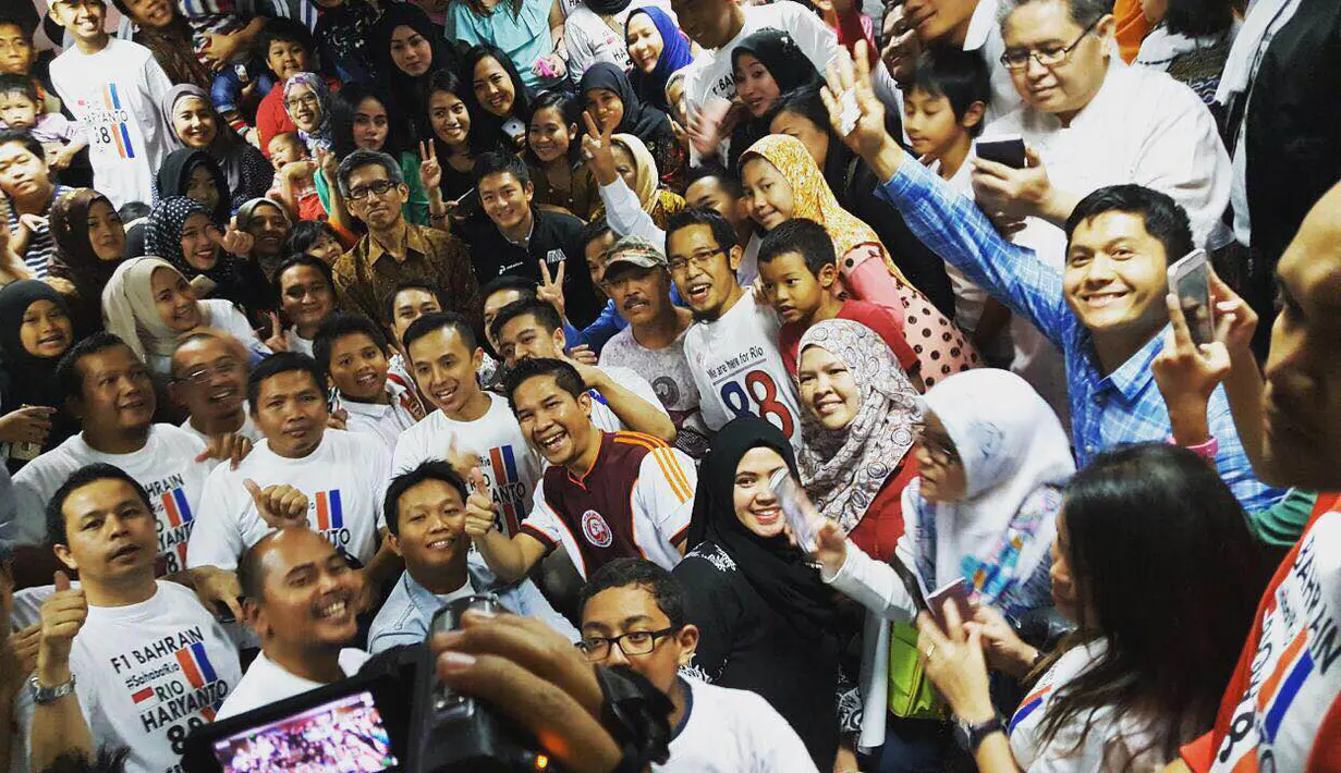 WNI yang hadir antusias berfoto dengan Rio Haryanto pada acara meet and greet di KBRI Manama, Bahrain, Rabu (30/3/2016) malam waktu setempat. (Istimewa/Andri Hartanto)