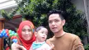 Dude melihat putra semata wayangnya sangat menikmati acara ultah anak Nia. Usai menghadiri acara tersebut, Icha dan suami menceritakan perkembangan buah hatinya. (Nurwahyunan/Bintang.com)