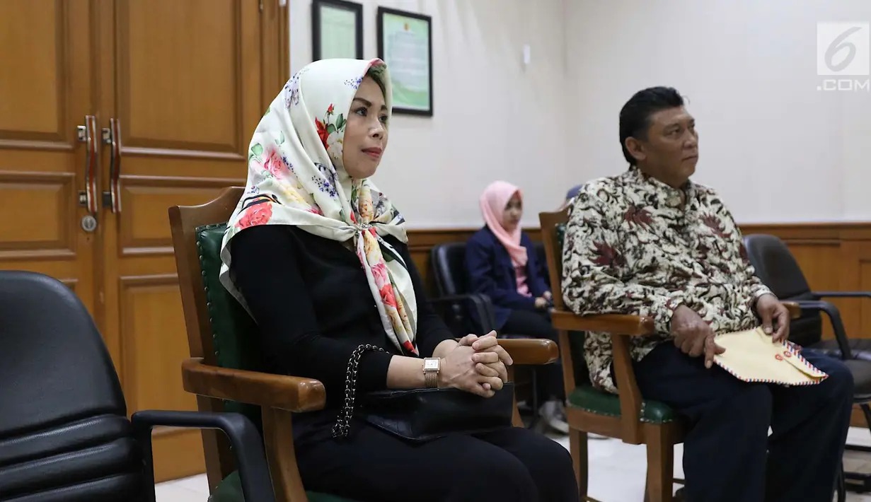 Istri gitaris Band Slank Abdee Negara, Anita Dewi Farida (kiri) menjalani sidang perceraian di PA Jakarta Selatan, Senin (9/7). Anita menghadirkan asisten rumah tangganya, Asih, sebagai seorang saksi. (Liputan6.com/Immanuel Antonius)