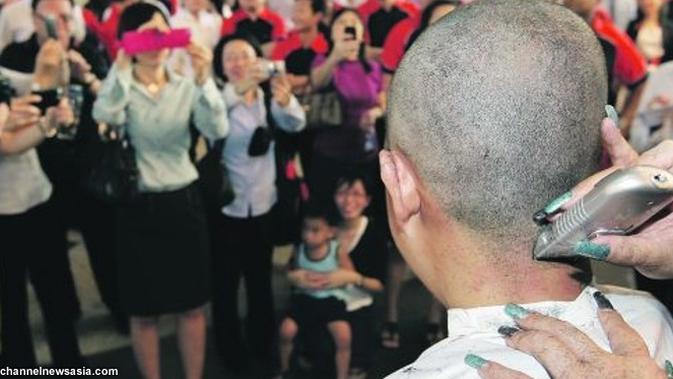  Potong  Rambut  Dibayar 100 Ribu untuk Bantu Anak  Penderita 