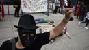 Aktivis Meksiko menggelar aksi mendukung rakyat Suriah di depan Kedubes AS di Mexico City, Minggu (9/4). Mereka mengecam serangan bom kimia yang telah menewaskan warga Suriah dan menolak intervensi AS. (AFP PHOTO / Pedro Pardo)