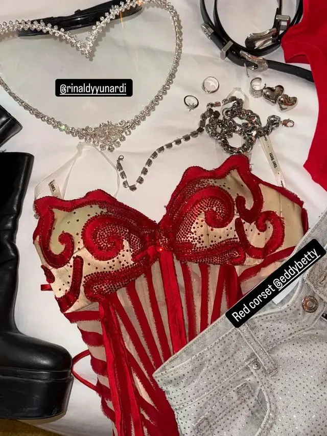 Gaya Totalitas Patricia Gouw Nonton Konser Lady Gaga di Singapura, Pakai Face Shield Asli Sang Diva yang Dirancang Desainer Rinaldy Yunardi