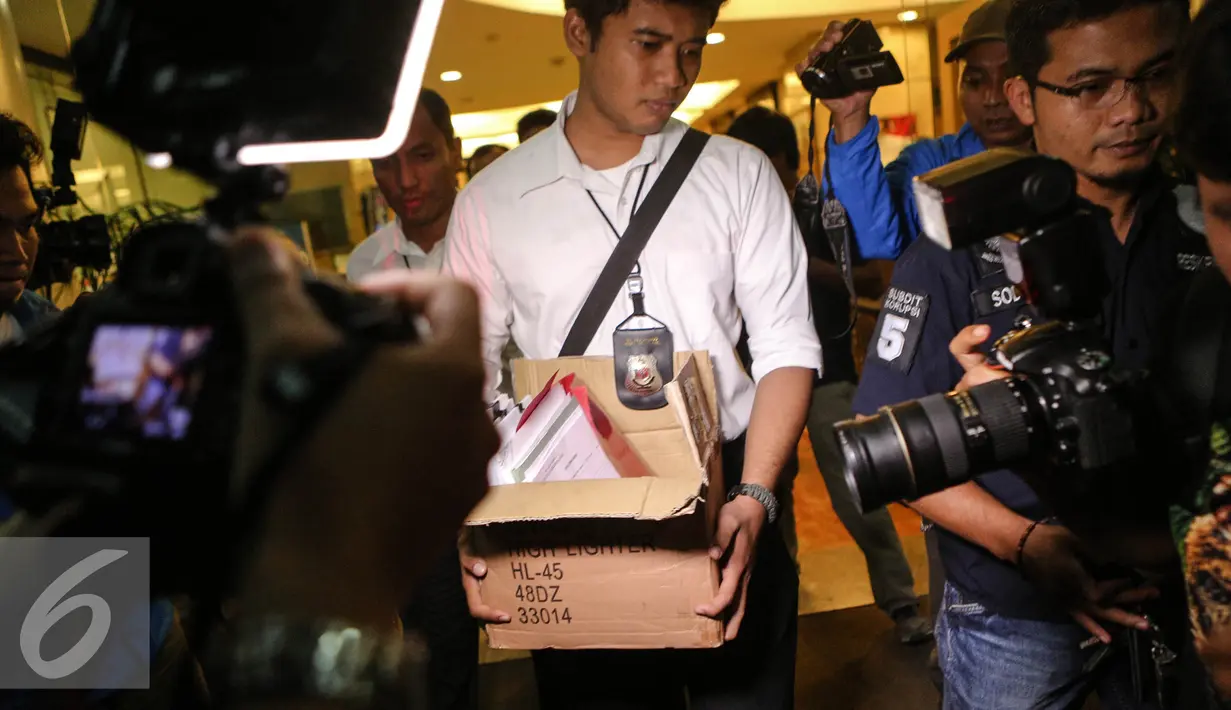 Sejumlah dokumen didapat Tim Satgas Khusus kasus 'Dwelling Time' usai menggeledah Kantor Dirjen Perdagangan Luar Negeri Kemendag, Jakarta, Senin (3/8/2015). (Liputan6.com/Faizal Fanani)
