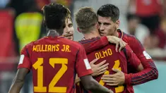 Timnas Spanyol berhasil menang telak 7-0 atas Kosta Rika dalam laga matchday pertama di Grup E Piala Dunia 2022 yang digelar Rabu (23/11/2022) malam WIB di Al Thumama Stadium, Doha, Qatar. Penampilan superior Timnas Spanyol merupakan buah kolaborasi para pemain tua dan muda yang menghuni skuad La Furia Roja. Dari tujuh gol yang tercipta, Gavi menjadi pemain termuda yang mencetak gol, sementara peran pemain tua diwakili oleh Alvaro Morata. (AP/Francisco seco)