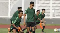 Pemain Timnas Indonesia U-22, TM Ichsan, saat latihan di Stadion Madya, Senayan, Jakarta, Senin (4/3). Latihan tersebut untuk persiapan kualifikasi Piala AFC U-23. (Bola.com/M Iqbal Ichsan)