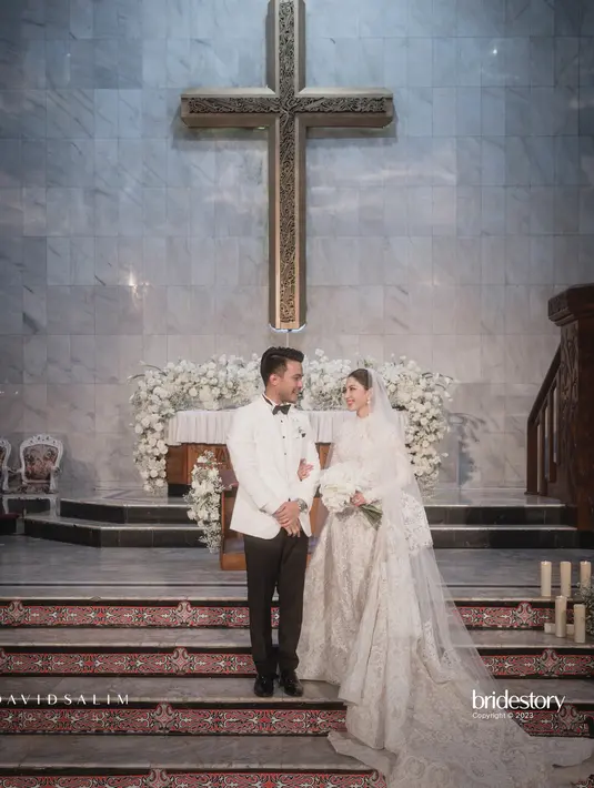 Jessica Mila tampil anggun dalam balutan gaun lace berwarna putih rancangan desainer kenamaan, Yefta Gunawan. [Credit: Bride Story].