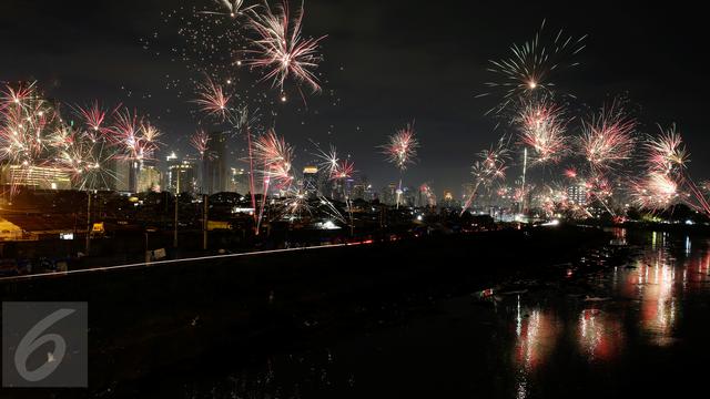 Kembang Api Tahun Baru Hias Langit Ibukota