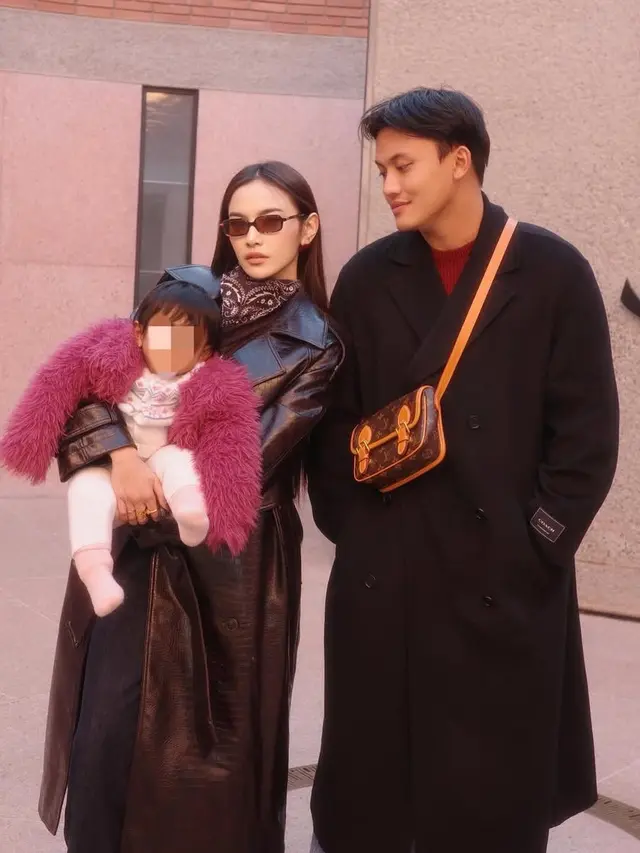 Mahalini Gendong Anak Saat Liburan ke Maroko bersama Rizky Febian. [@mahaliniraharja]