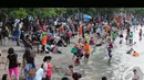 Ribuan pengunjung memenuhi Pantai Ancol pada hari pertama Idul Fitri 1435 Hijriah, Senin (28/7/2014) (Liputan6.com/Andrian M Tunay)