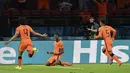 Bek Belanda, Denzel Dumfries melakukan selebrasi usai mencetak gol ke gawang Ukraina pada pertandingan grup C Euro 2020 di Johan Cruijff Arena di Amsterdam, Belanda, Senin (14/6/2021). Belanda menang tipis atas Ukraina dengan skor 3-2. (John Thys/Pool via AP)