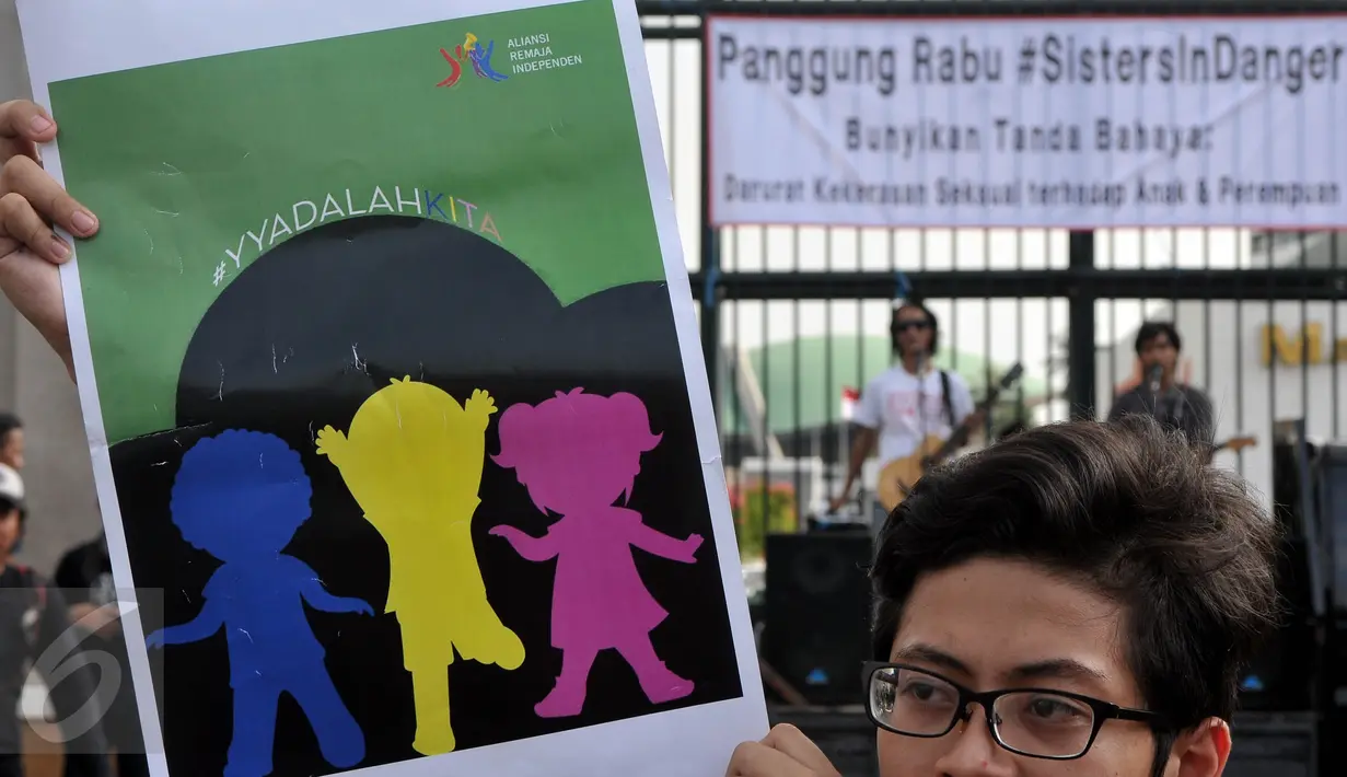 Sebuah poster dibentangkan dalam aksi Panggung Rabu #SistersInDanger di DPR, Jakarta, (11/5). Mereka menyerukan kepada pemerintah untuk segera mengesahkan RUU Penghapusan Kekerasan Seksual tanpa hukuman kebiri dan hukuman mati. (Liputan6.com/Johan Tallo)