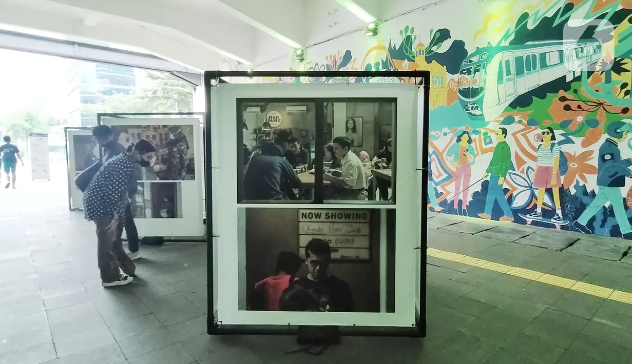 Warga mengamati karya dalam pameran foto cerita Hari Hak Asasi Manusia 2022 di Terowongan Kendal, Jakarta Pusat, Senin (5/12/2022). Pameran yang didukung oleh Komisi Nasional Hak Asasi Manusia (Komnas HAM) dan UNESCO ini menampilkan tujuh foto cerita yang dibuat oleh 7 fotografer di Indonesia Pameran berlangsung dari tanggal 5 hingga 9 Desember 2022. (Liputan6.com/Magang/Aida Nuralifa)