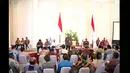 Presiden Joko Widodo memberikan pengarahan pada rapat koordinasi dengan para bupati se-Sulawesi dan Papua di Istana Bogor, Jawa Barat, Kamis (29/1/2015). (Liputan6.com/Faizal Fanani)