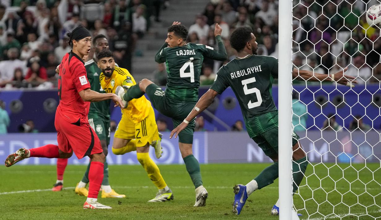 Striker Timnas Korea Selatan, Cho Gue-Sung (kiri) mencetak gol penyeimbang 1-1 ke gawang Arab Saudi melalui sundulan kepala pada laga babak 16 besar Piala Asia 2023 di Education City Stadium, Al Rayyan, Qatar, Rabu (31/1/2024) dini hari WIB. (AP Photo/Thanassis Stavrakis)