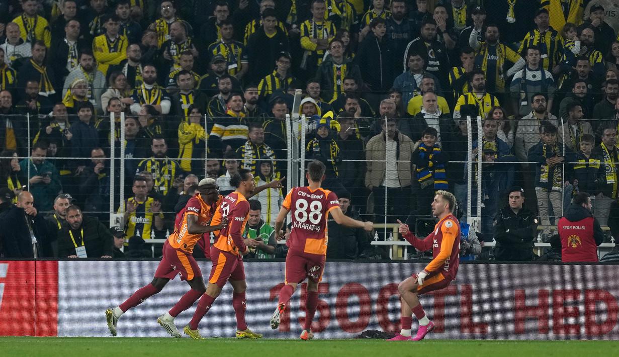 Pemain Galatasaray, Leroy Sane merayakan gol ke gawang Fenerbahce dalam laga lanjutan Liga Super Turki 2025/2026 di Chobani Stadium, Istanbul, Turki, Senin (01/12/2025) waktu setempat. (AP Photo/Khalil Hamra)