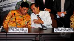 Menkopolhukam Tedjo Edhy Purdijatno berdiskusi dengan Kepala BIN Marciano Norman saat menggelar konferensi pers membahas pelanggaran HAM berat masa lalu di Kejaksaan Agung, Jakarta, Selasa (21/4/2015). (Liputan6.com/Yoppy Renato)