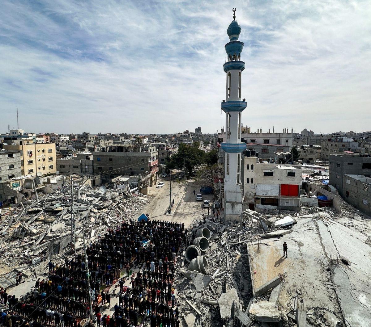 Serangan udara Israel telah menghancurkan tempat-tempat ibadah umat muslim di Gaza. Sudah banyak masjid rata dengan tanah. Namun dengan penuh ketabahan,  warga Palestina yang berlindung di Rafah, Jalur Gaza melaksanakan salat Jumat dekat reruntuhan masji