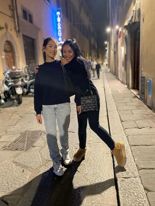 Berpose berdua bersama sang putri, baik Anggun dan Kirana pancarkan pesona mahal dengan warna kulit kecokelatan eksotis, bukti cantik tak harus putih. [Foto: Instagram/anggun_cipta]