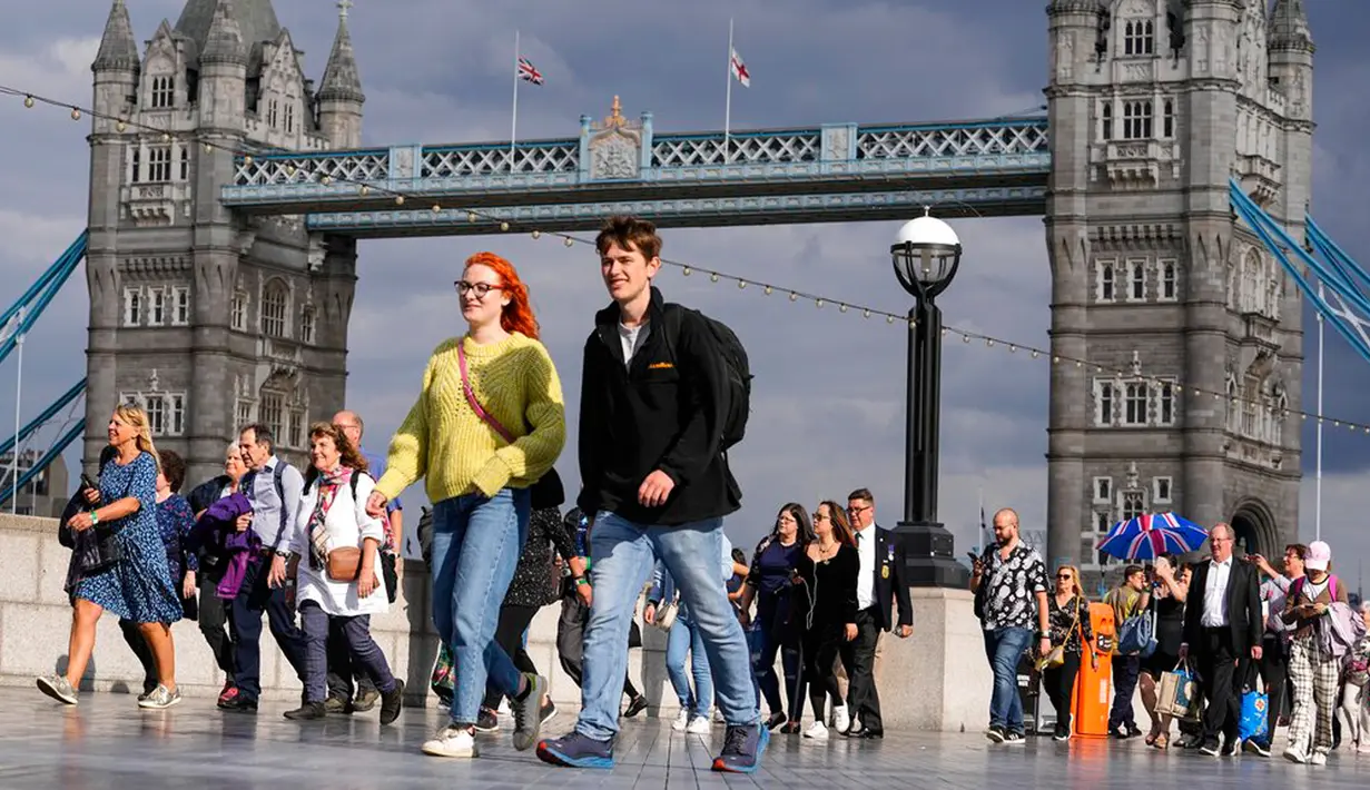Warga antre dekat Tower Bridge untuk memberikan penghormatan kepada mendiang Ratu Elizabeth II selama Lying-in State di Westminster Hall, London, Inggris, 15 September 2022. Sang ratu disemayamkan di Westminster Hall mulai 14 September 2022 hingga hari pemakamannya pada 19 September. (AP Photo/Martin Meissner)