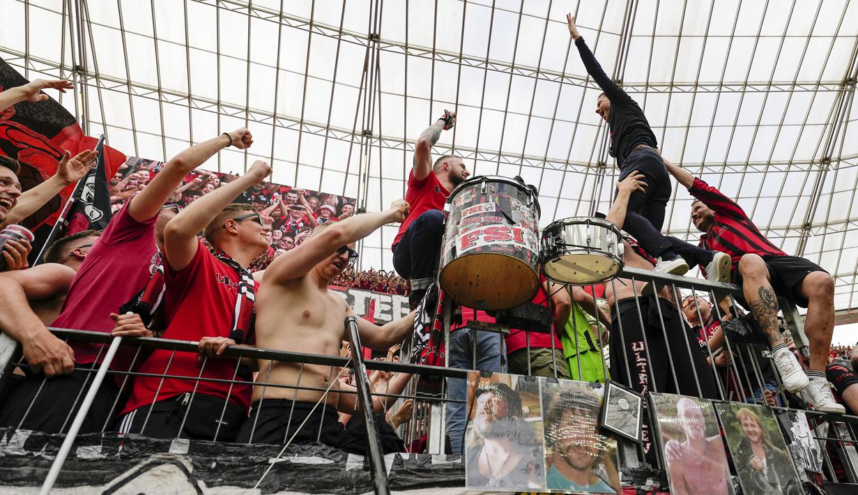 Bayer Leverkusen berhasil meraih kemenangan atas Augsburg. Hal itu membuat Die Werkself mengakhiri Bundesliga 2023/2024 tanpa terkalahkan. (AP Photo/Martin Meissner)