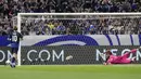 Kiper Jepang, Zion Suzuki gagal menghalau bola yang membuat gawangnya kebobolan saat laga lanjutan Grup C Kualifikasi Piala Dunia 2026 melawan Australia di Saitama Stadium, Jepang, Selasa (15/10/2024). (AP Photo/Eugene Hoshiko)