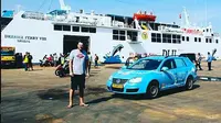 Wiebe Wakker bersama mobil listrik saat tiba di Indonesia (Instagram;@plugmeintravel)