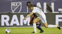 Gelandang Real Madrid, Marcos Llorente, berebut bola dengan pemain MLS All-Star, Jozy Altidore, pada laga persahabatan di Soldier Field, Chicago, Kamis (3/8/2017). Real Madrid menang 4-2 atas MLS All-Star melalui adu penalti. (AP/Nam Y. Huh)