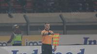 Asisten wasit 2, George Lakrindis mengangkat bendera saat terjadi offside laga Persib Bandung melawan PS TNI  pada lanjutan Liga 1 2017 di Stadion Si Jalak Harupat, Sabtu (05/8/2017). (Bola.com/Nicklas Hanoatubun)