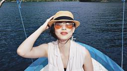 Seperti ketika berlibur, Clara Bernadeth tampak stylish dengan busana simpel. Wanita kelahiran 1994 itu tampil menawan dengan kacamata frame besar dan topi untuk menghindari sinar matahari. Pesonanya pun kian terpancar dalam foto ini.(Liputan6.com/IG/@clarabernadeth)