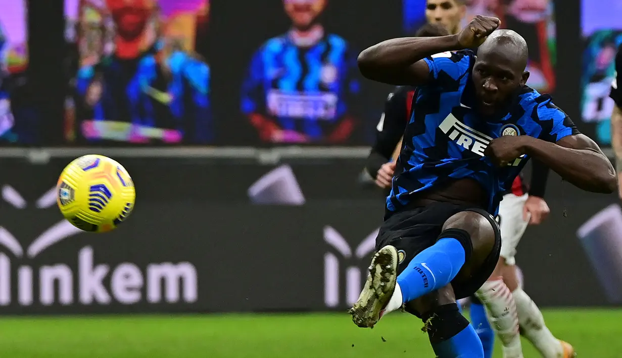 AC Milan yang awalnya unggul 1-0 lewat Ibrahimovic akhirnya harus kalah menjadi 1-2 dari Inter Milan. Dua gol Nerazzurri masing-masing dilesatkan oleh Romelu Lukaku dari kotak penalti dan tendangan bebas Christian Eriksen. (AFP/Miguel Medina)