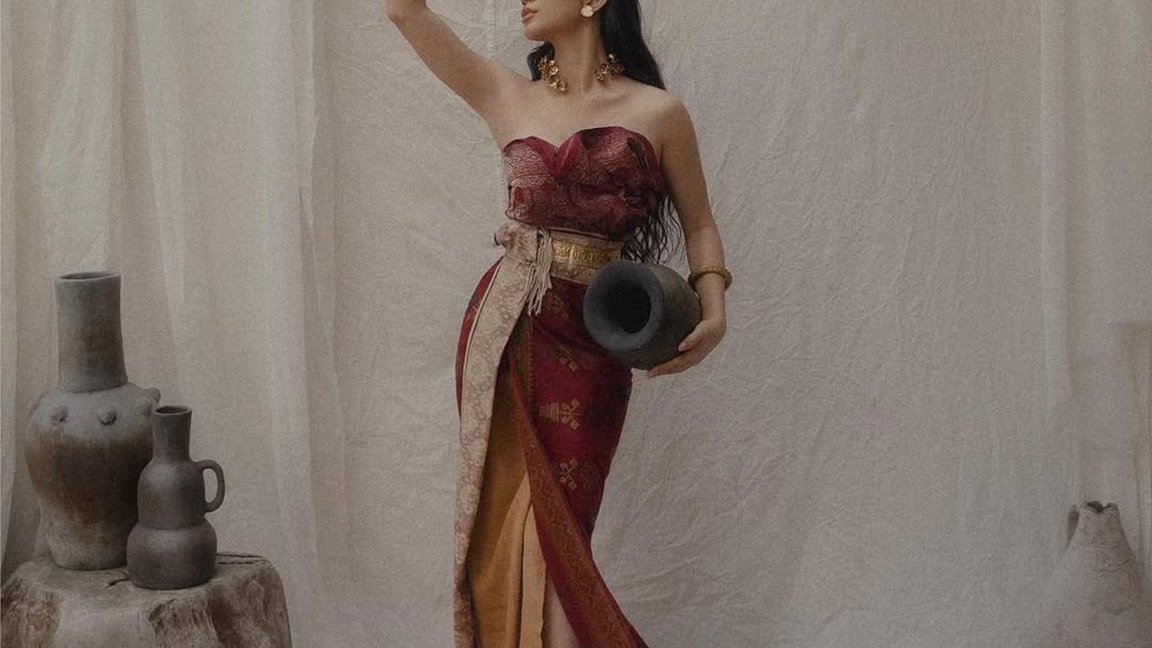 Potret Ariel Tatum dengan Busana Etnik Modern, Tampil Memukau