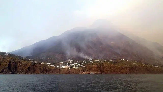 Asap mengepul dari gunung berapi di pulau Italia Stromboli, Rabu, 3 Juli 2019. (ANSA Via AP)