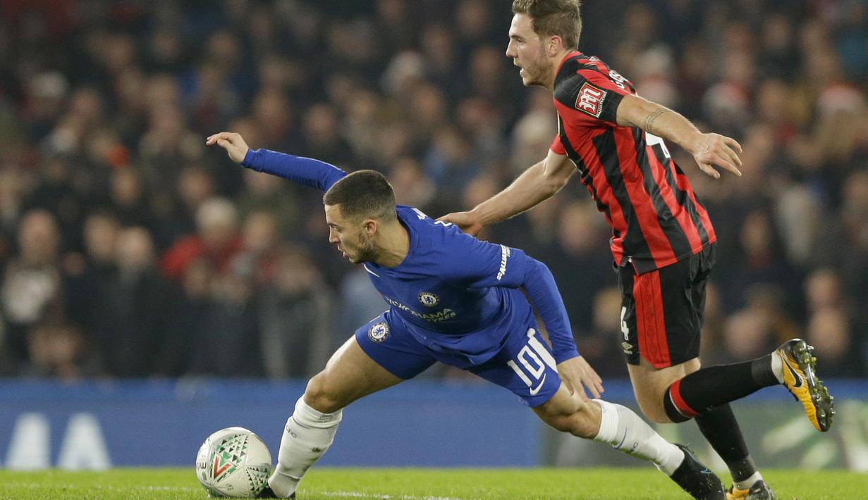 Aksi Eden Hazard (kiri) saat melewati adangan pemain Bournemouth, Dan Gosling pada laga perempatfinal Piala Liga Inggris di Stamford Bridge stadium, London, (20/12/2017). Chelsea menang 2-1. (AP/Alastair Grant)