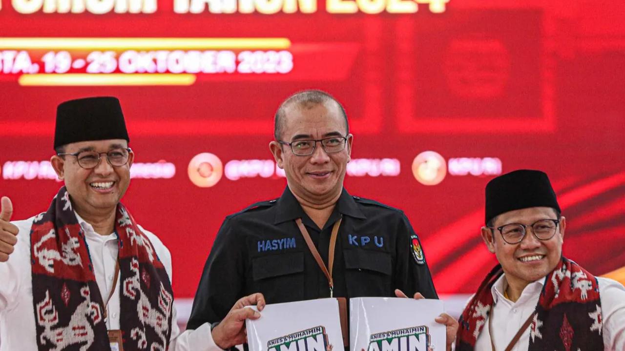 Pasangan calon presiden dan calon wakil presiden Anies Baswedan dan Muhaimin Iskandar atau Cak Imin (AMIN)  menyerahkan syarat pencalonan menjadi presiden dan wakil presiden kepada Ketua KPU KPU Hasyim Asy'ari di Kantor KPU, Jakarta, Kamis (19/10/2023).<