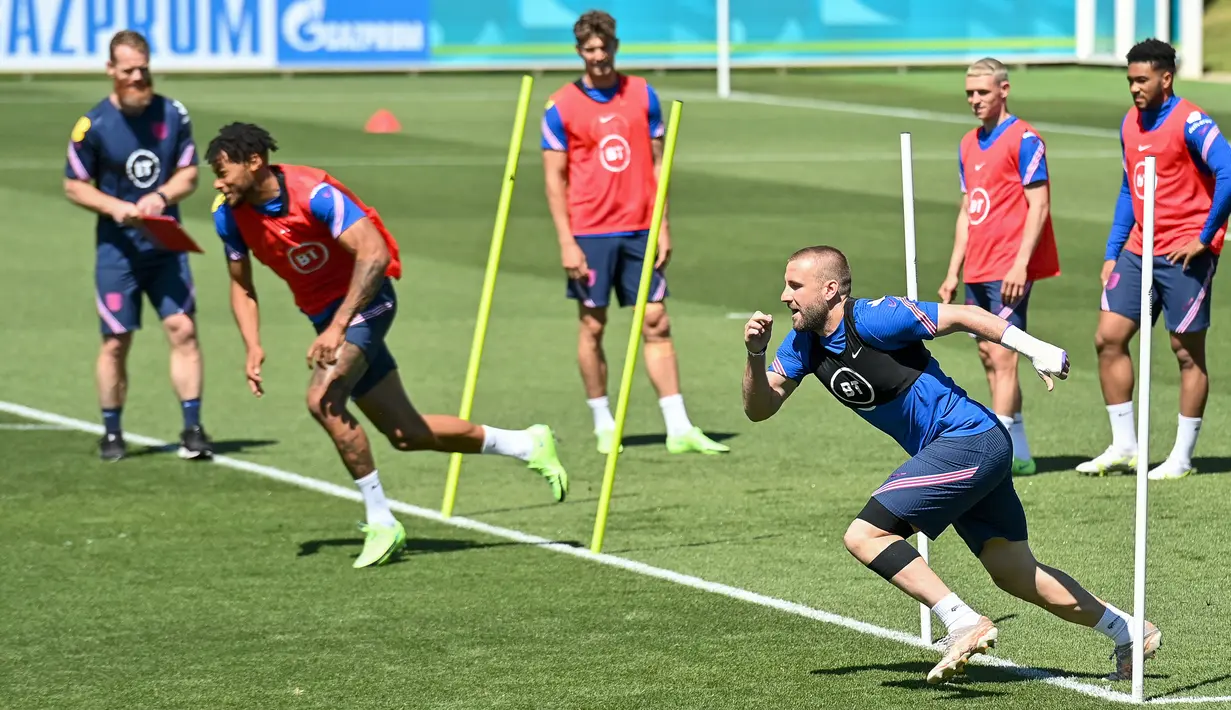 Para pemain Inggris saat mengikuti sesi latihan menjelang kompetisi Piala Eropa 2020 di stadion St. George's Park di Burton-upon-Trent  (9/6/2021). Inggris akan bertanding melawan Kroasia pada Grup D Piala Eropa 2020 di Stadion Wembley, London, Minggu 13 Juni 2021, dini hari WIB. (AFP/Justin Tallis)