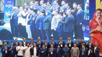 Sejumlah tokoh foto bersama saat kongres biasa Persatuan Sepak Bola Seluruh Indonesia (PSSI) di Hotel Intercontinental, Pondok Indah, Jakarta, Minggu (28/5/2023). (Bola.com/M Iqbal Ichsan)