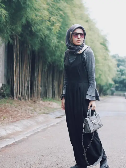Kalau yang satu ini, Herfiza memakai long dress berwarna hitam yang dipadukan dengan dalama berwarna abu-abu. Kemudian dengan hijabnya, Herfiza memakai hijab berwarna abu-abu dan bermotif. (Instagram/herfiza)