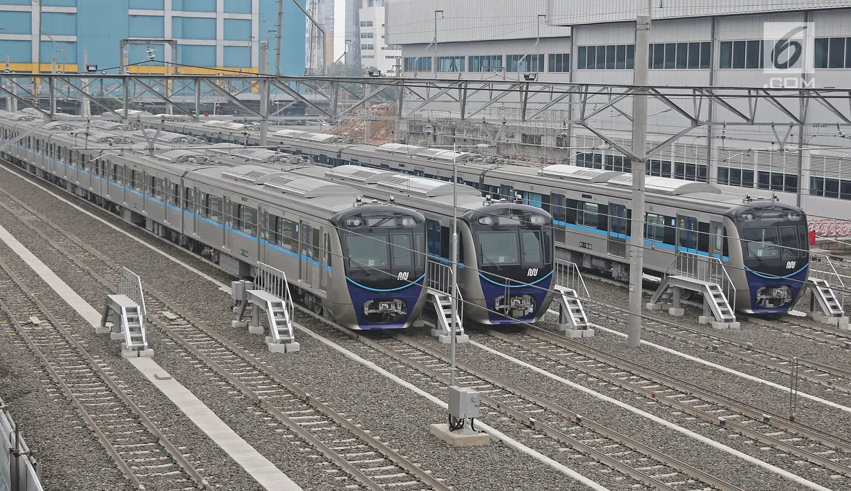 Kereta mass rapid transit (MRT) terparkir di depo  MRT Lebak Bulus, Jakarta, Selasa (28/8). Progres konstruksi moda transportasi MRT Jakarta fase I rute Lebak Bulus-Bundaran HI kini mencapai hampir 96 persen. (Liputan6.com/Herman Zakharia)