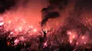 Para suporter Corinthians menyalakan suar saat laga Copa Libertadores melawan Nacional di Stadion Arena Corinthians, Brasil, Rabu (4/5/2016). (AFP/Nelson Almeida)