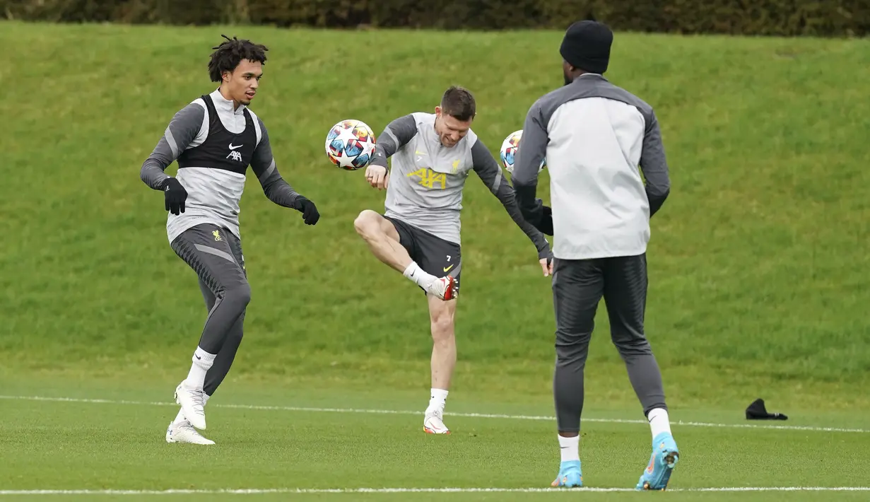 Bek Liverpool Trent Alexander-Arnold (kiri) menghadiri sesi latihan jelang pertandingan Liga Champions di AXA Training Centre, 15 Februari 2022. Liverpool akan melawat ke markas Inter Milan pada leg pertama babak 16 besar Liga Champions 2021/22, Kamis 17 Februari 2022. (Martin Rickett/PA via AP)