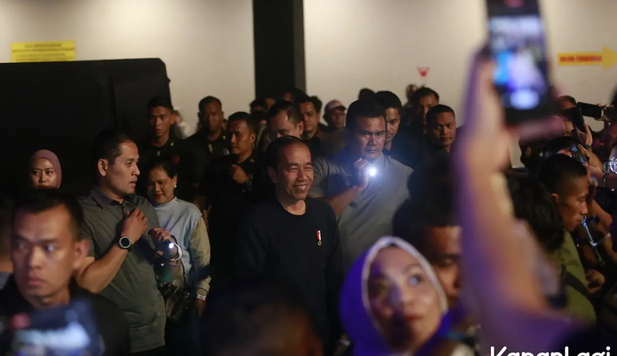 "Selamat malam, ada Pak Jokowi di sini. Saya tahu bapak capek. Tugas kita di panggung ini menghibur yang capek kerja. Cuma suara saya agak hilang," kata Ariel di atas panggung. [Foto: KapanLagi.com/Bayu Herdianto]