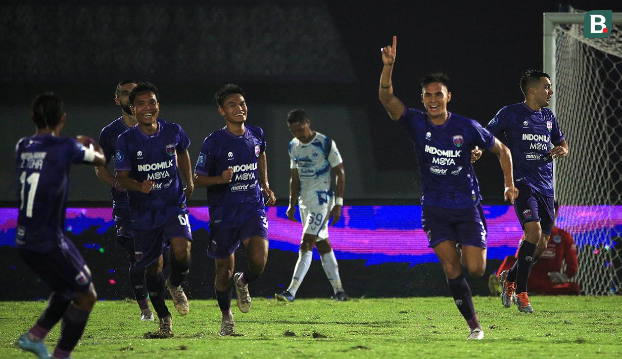 <p>Selebrasi pemain Persita Tangerang, Christian Mangaron Rontini (dua kanan) setelah mencetak gol ke gawang PSIS Semarang dalam pertandingan pekan kedua BRI Liga 1 2023/2024 yang berlangsung di Stadion Indomilk Arena, Tangerang, Sabtu (8/7/2023). (Bola.com/Ikhwan Yanuar)</p>