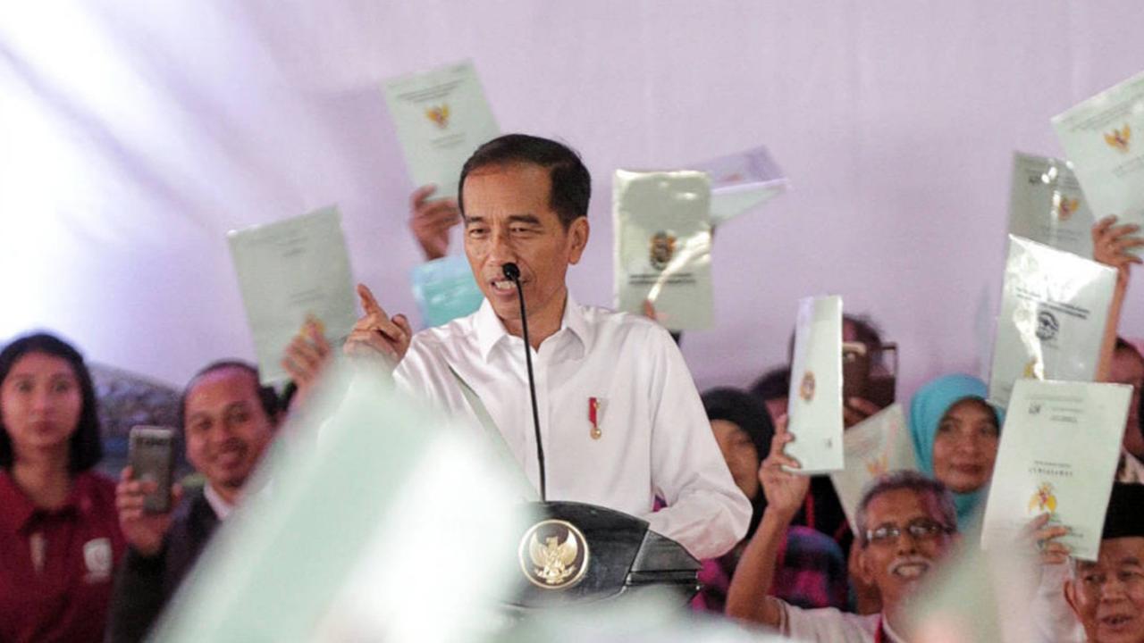 Kelakar Presiden Jokowi saat Bagikan 3.000 Sertifikat Tanah di Grobogan: Ini Bisa "Disekolahkan"